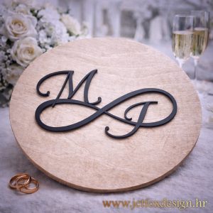 Što pokloniti za vjenčanje? Personalizirani drveni krug s inicijalima mladenaca u znaku beskonačnosti, elegantan poklon za mladence