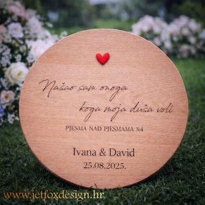 Što pokloniti mladencima? Drvena dekoracija u obliku kruga s biblijskim citatom, imenima i datumom vjenčanja