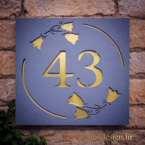 Personalizirani kućni broj s nježnim cvjetnim motivom i kružnim linijama za skladan izgled doma