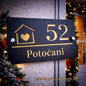 Personalizirani kućni broj s motivom kućice i srca koji naglašava toplinu i pripadnost doma