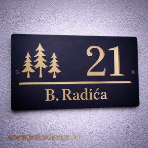 Personalizirani kućni broj s motivom borova u modernom dizajnu – tražiš kućni broj koji prirodno naglašava stil doma?