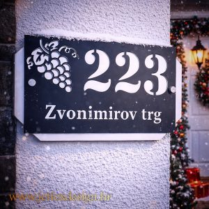 Što pokloniti za kuću – personalizirani kućni broj s motivom grozda na modernoj fasadi