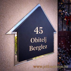 Personalizirani kućni broj u obliku kućice s modernim linijama i elegantnim kontrastom boja za privatni dom