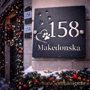 Personalizirani kućni broj s motivom šape i srca na modernoj zidnoj ploči – tražiš li kućni broj koji pokazuje ljubav prema kućnim ljubimcima?