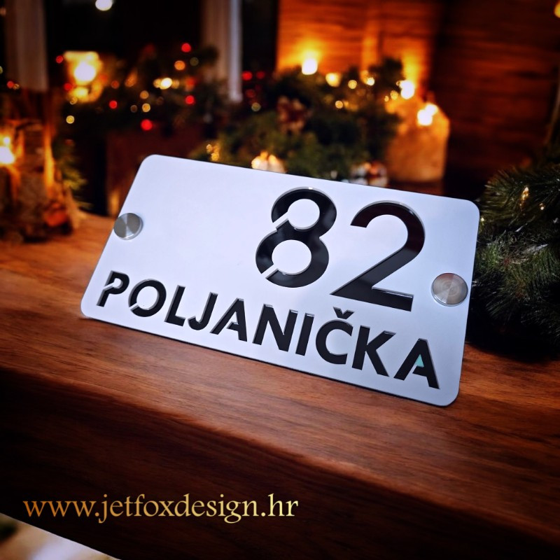 Unikatni kućni broj s modernim rasporedom broja i teksta, izrađen prema željama kupca.