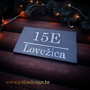 Personalizirani kućni broj velikih dimenzija s brojem, prezimenom i nazivom ulice, izrađen po narudžbi.