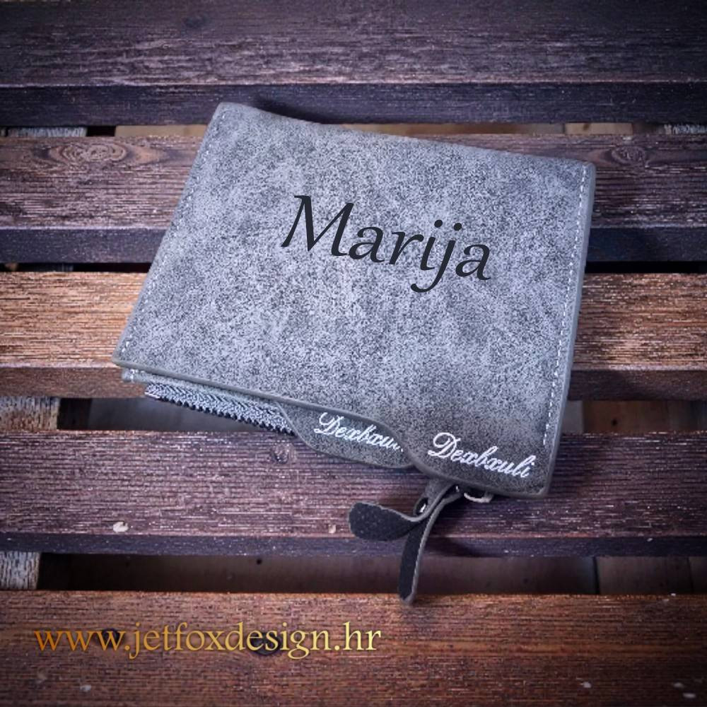Personalizirani novčanik s imenom i kratkom posvetom, idealan kao emotivan i praktičan poklon za voljenu osobu.