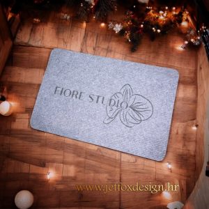 Unikatni otirač s motivom cvijeta i imenom – želiš li da tvoj dom ostavi prvi dojam?