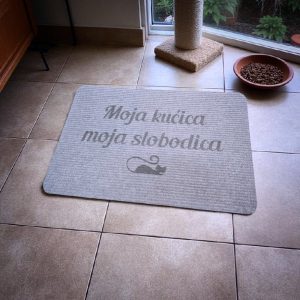 Personalizirani otirač s motivom mace i tekstom Moja kućica moja slobodica – tražiš li otirač koji odmah pokazuje karakter doma?