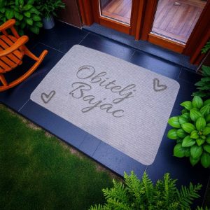 Personalizirani otirač s natpisom obitelj i prezimenom te srcima – tražite li otirač koji odmah daje osjećaj doma?