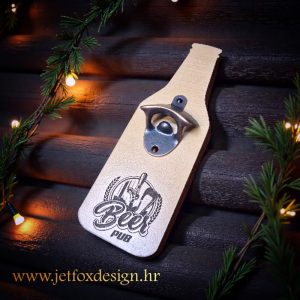 Drveni zidni otvarač za boce s personaliziranom slikom, imenom slavljenika i duhovitom porukom – savršen za rođendan.
