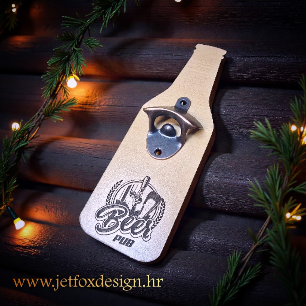 Drveni zidni otvarač za boce s personaliziranom slikom, imenom slavljenika i duhovitom porukom – savršen za rođendan.