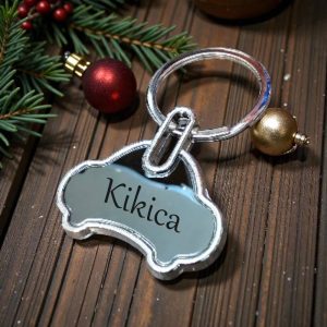 Personalizirani privjesak u obliku automobila s imenom i porukom, mali poklon s osobnim značenjem.