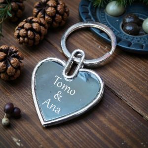 Personalizirani privjesak u obliku srca s imenom i posvetom, idealan mali poklon s velikim značenjem.