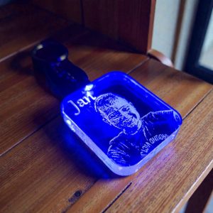 Svjetleći akrilni privjesak s fotografijom i imenom, personalizirani poklon koji se nosi svaki dan.