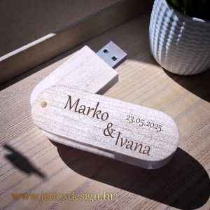 USB s personaliziranim imenom i tekstom, idealan poklon za promociju, mirovinu ili posebnu prigodu.