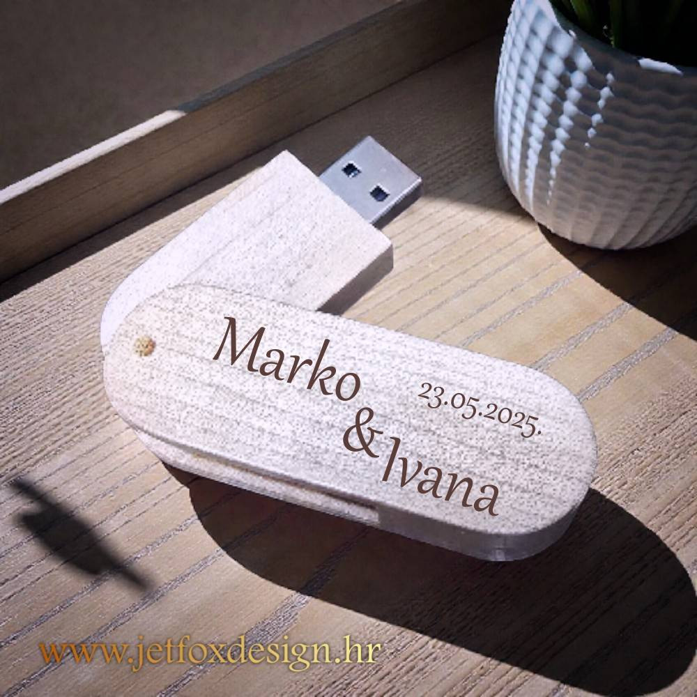 USB s personaliziranim imenom i tekstom, idealan poklon za promociju, mirovinu ili posebnu prigodu.