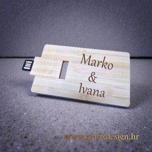 USB s personaliziranim imenom i tekstom, originalan poklon koji spaja korisnost i osobnu poruku.