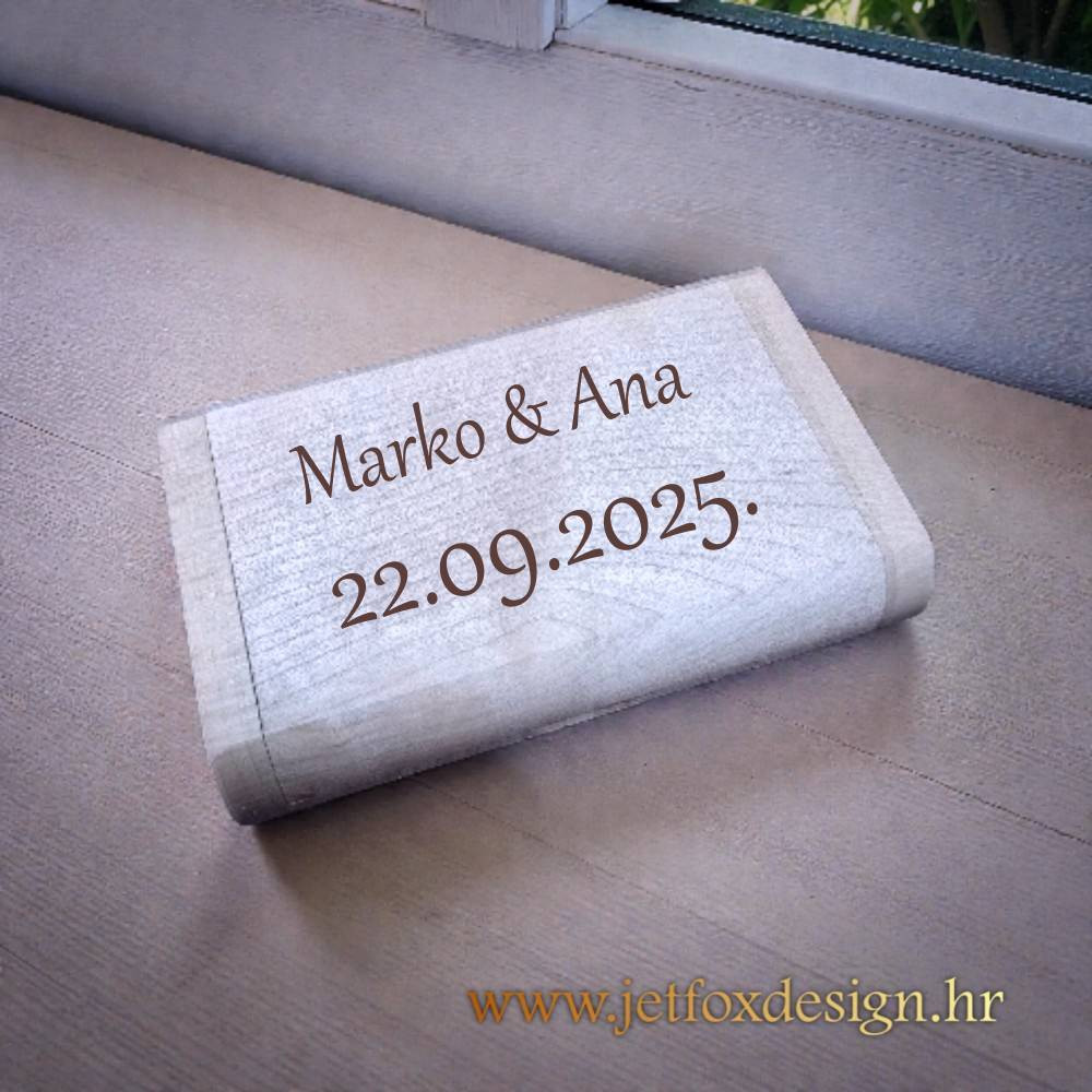 Personalizirani USB s imenom kao poseban i praktičan rođendanski poklon za sve uzraste.