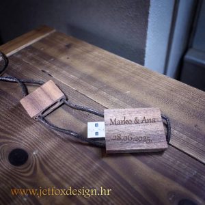 Personalizirani USB s imenima mladenaca, savršen kao trajna uspomena na vjenčanje.