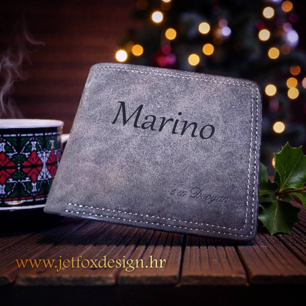 Kvalitetan kožni novčanik s personalizacijom imena – savršen poklon za rođendan, godišnjicu ili promociju.