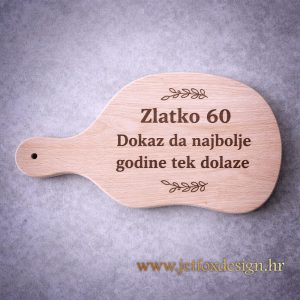 Što pokloniti za okrugli rođendan? Personalizirana drvena daska s imenom i godinama, trajna uspomena za 60. rođendan