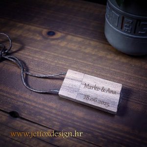 USB s personaliziranom porukom, prikladan poklon za odlazak u mirovinu i nove životne početke.