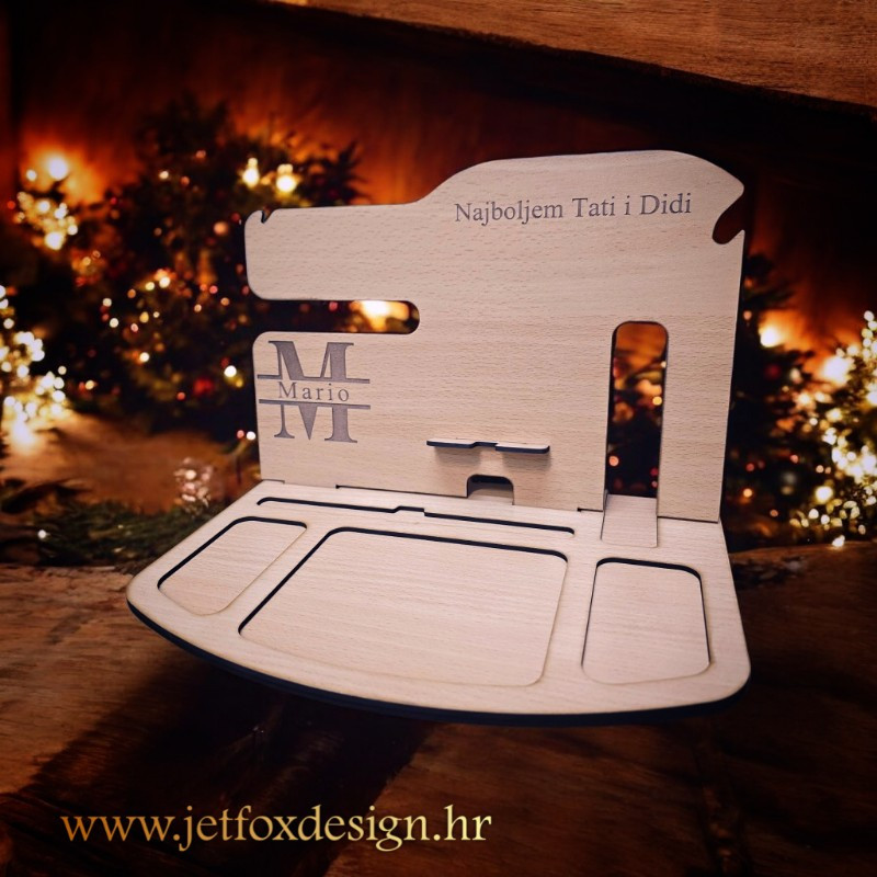 Drveni organizator za noćni ormarić s imenom ili posvetom, savršen kao poklon za muškarca.