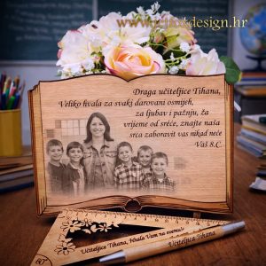Drvena stolna dekoracija s personaliziranim tekstom za učiteljicu – što pokloniti učiteljici na kraju školske godine?