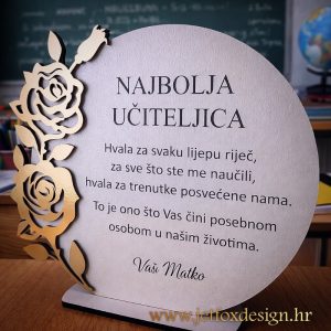 Drvena stolna dekoracija s motivom ruže i personaliziranim tekstom kao poklon učiteljici – tražite li poseban dar za kraj školske godine?