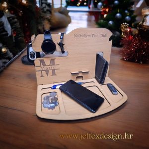 Drveni organizator za stol s personalizacijom, prikazan kao uredan i praktičan poklon za muškarca.