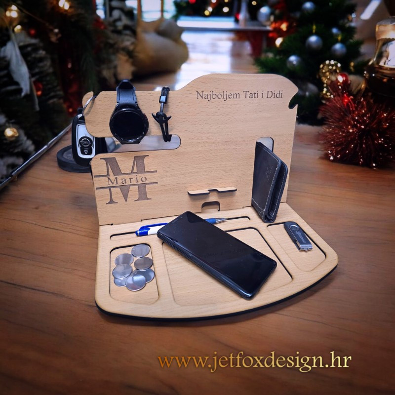 Drveni organizator za stol s personalizacijom, prikazan kao uredan i praktičan poklon za muškarca.