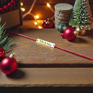 Personalizirana satenska narukvica s kvadratnom pločicom i tekstom, elegantan poklon za nju ili njega.