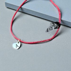 Satenska narukvica s minimalističkim privjeskom u obliku srca i inicijalom, obostrano gravirano.