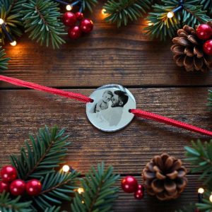 Satenska narukvica s okruglim privjeskom i fotografijom, personalizirani emotivan poklon za svakodnevno nošenje.