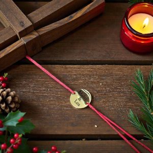 Satenska narukvica s okruglim privjeskom i personaliziranim tekstom, nježan i emotivan poklon.