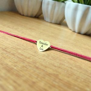 Satenska narukvica sa srcem u srebrnoj ili zlatnoj boji s imenom i posvetom, nježan personalizirani poklon.