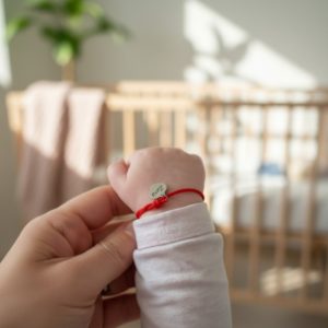 Personalizirana satenska narukvica sa srcem i imenom, diskretan i emotivan nakit za svakodnevno nošenje.