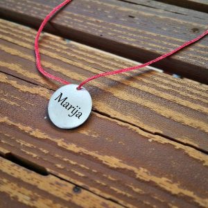 Satenska narukvica s visećim okruglim privjeskom i imenom na obje strane, elegantan personalizirani poklon.