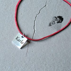 Satenska narukvica s visećim kvadratnim privjeskom i imenom, nježan personalizirani poklon.