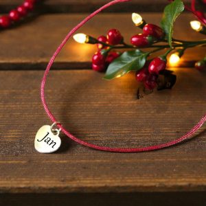 Satenska narukvica s visećim privjeskom srca u zlatnoj boji, diskretan i emotivan poklon.