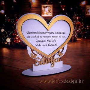 Drvena dekoracija srce s rukama i imenom učiteljice – tražite li poseban i trajni poklon za učiteljicu?