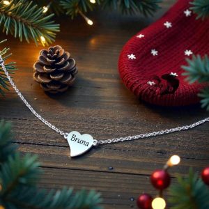 Srebrna čelična narukvica u obliku elegantnog srca s imenima s obje strane, personalizirani poklon.