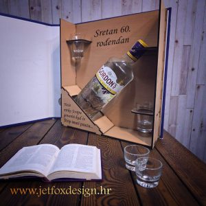 Pijani registrator s bocom i dvije čaše s imenom i posvetom – što pokloniti za uredsku proslavu