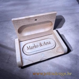 Personalizirani USB s imenom i posvetom, idealan poklon za promociju, diplomu ili završetak školovanja.