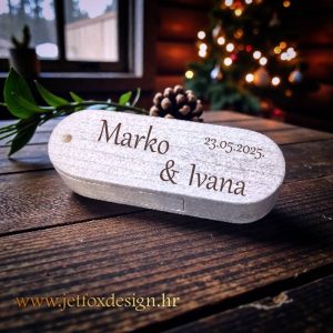 Personalizirani USB s imenima mladenaca i posvetom, prikazan kao elegantan poklon za vjenčanje.