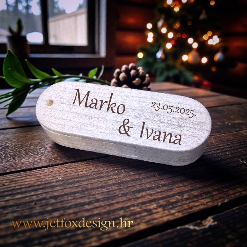 Personalizirani USB s imenima mladenaca i posvetom, prikazan kao elegantan poklon za vjenčanje.