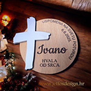 Okrugla zahvalnica s 3D efektom i srebrnim križem s imenom djeteta – tražite li elegantan i trajni poklon za goste prve pričesti?