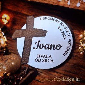Okrugla zahvalnica s graviranim križem i imenom – kako zahvaliti gostima na svetoj prigodi na poseban način?
