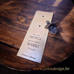 Personalizirani zidni otvarač za pivo s fotografijom, imenom i posvetom – originalan rođendanski poklon za ljubitelje piva.